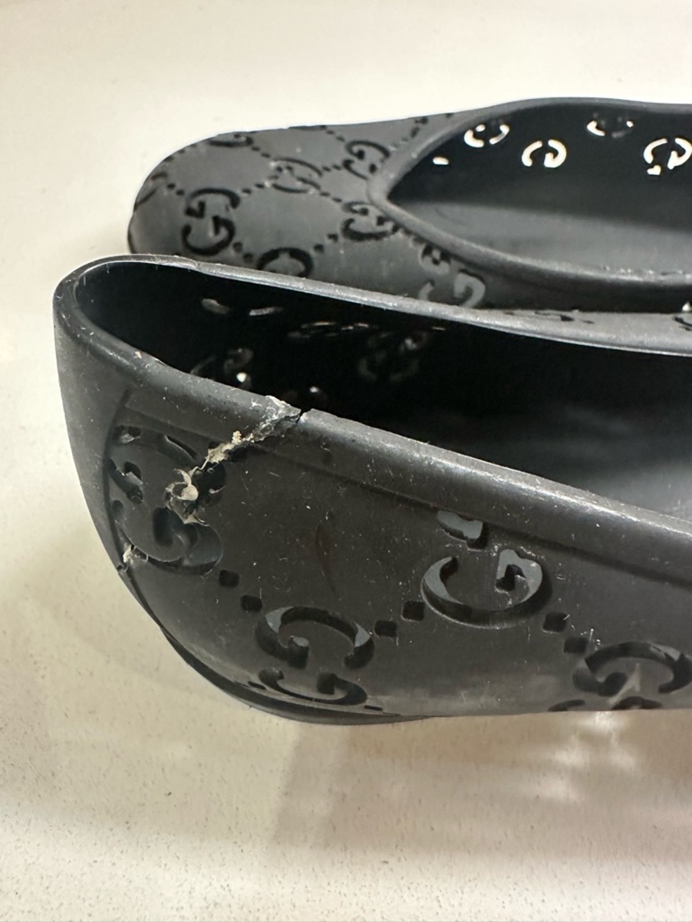 Gucci Black Rubber Flats Size 5 ( Left back Cracked, No Problem With Walk) - Picture 3 of 4